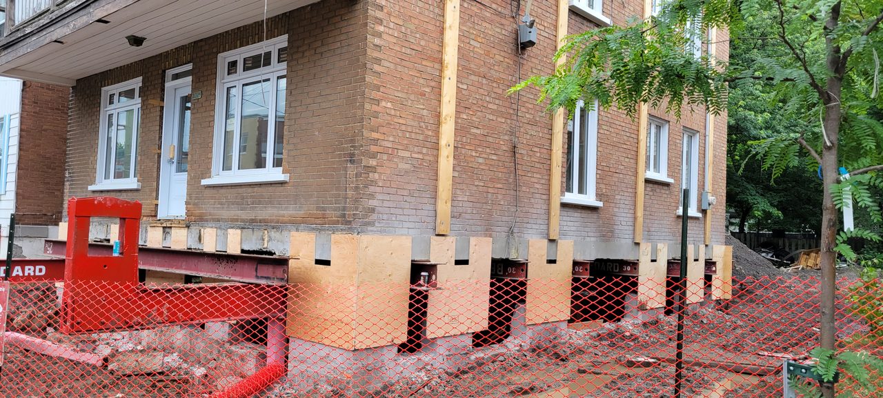 Levage de structure résidentielle sur vérins — reprise en sous-œuvre